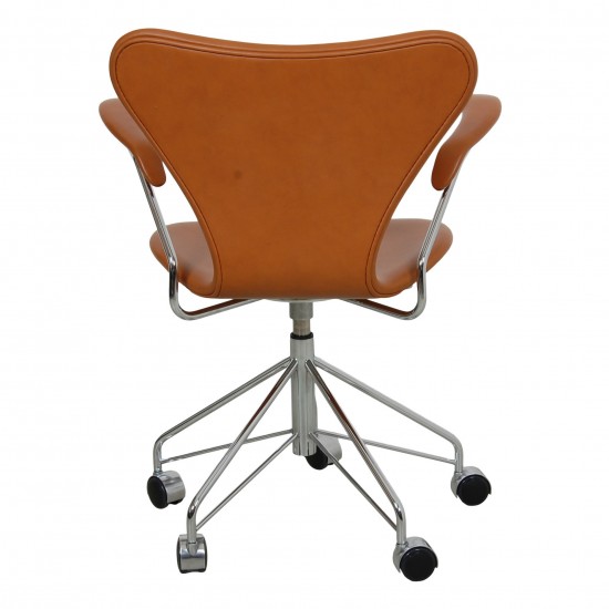 Arne Jacobsen 3217 7er kontorstol i Cognac classic l der Cph